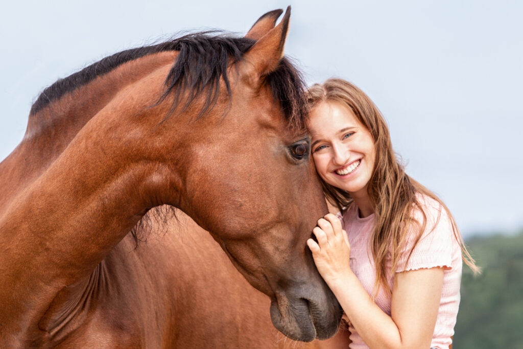 Glücklich beim Pferdeshooting mit Janina Eberle Tierfotografie