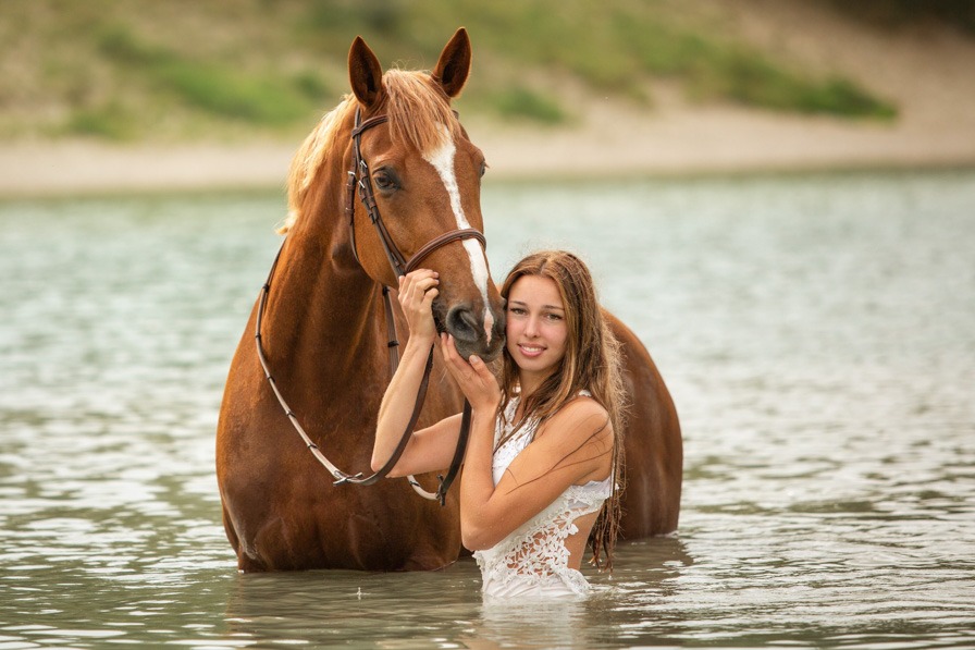 Pferd und sein Pferdemädchen im Wasser
