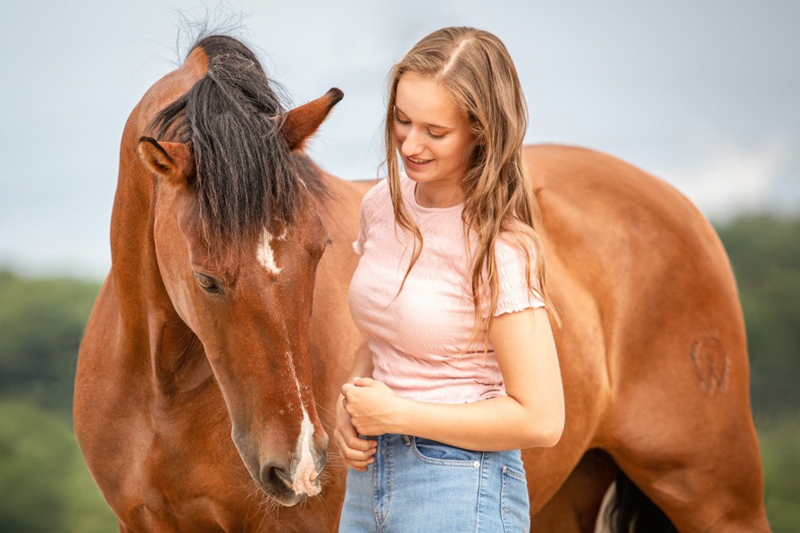 Pferd und sein Pferdemädchen im Portrait