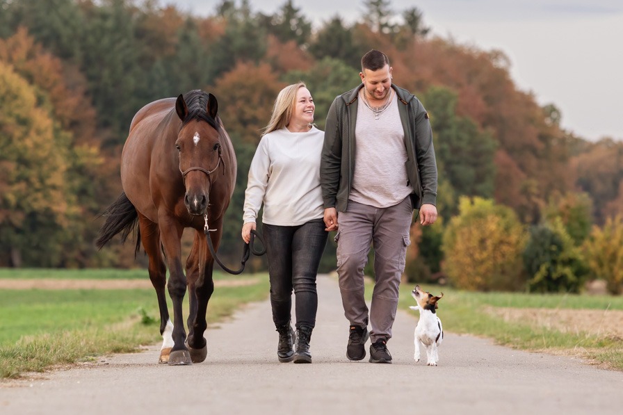 Hund und Pferd mit Paar