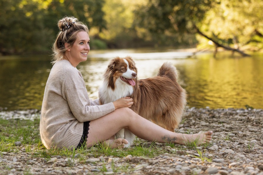 Hund und Frauchen bei einem Hundeshooting am Wasser im Sommer