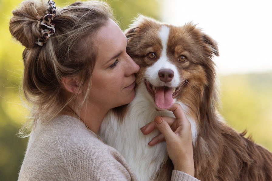 Hund und Frauchen bei einem Hundeshooting am Wasser
