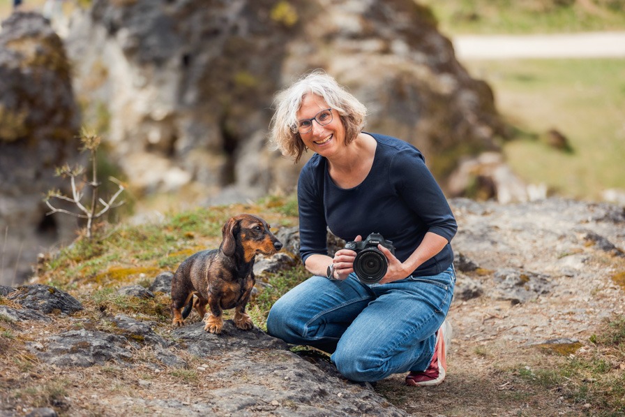 Janina Eberle Tierfotografin Ehingen Donau-H 088 Janina Eberle mit Dackel Biene Tierfotografin aus Ehingen Donau