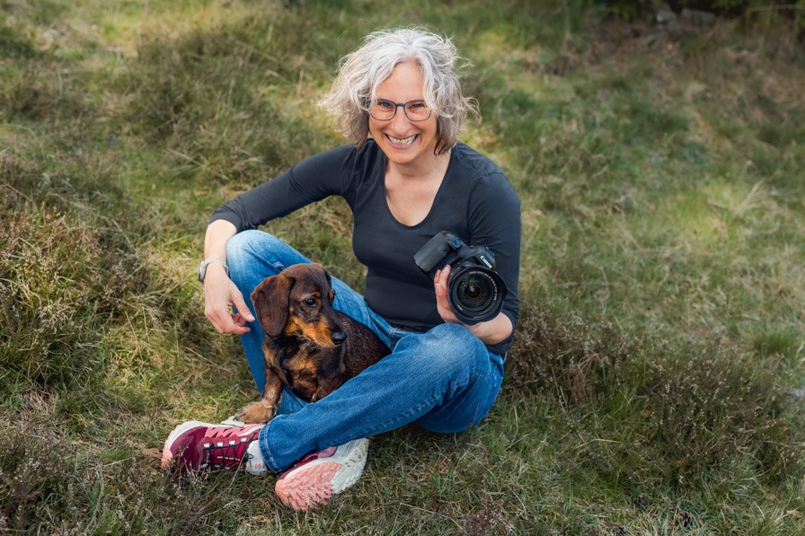 Janina Eberle Tierfotografin Ehingen Donau-H 154 Janina Eberle mit Dackel Biene Tierfotografin aus Ehingen Donau